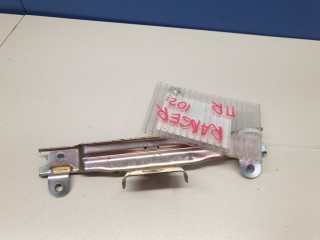 Кронштейн обшивки двери передней правой, ориг. номер UR5668403, Ford Ranger 2006-2009