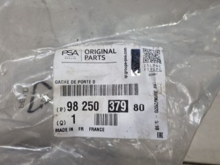 Скоба замка сдвижной двери правой, ориг. номер 9825037980, Peugeot Traveller 2016-2024