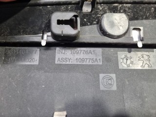 Молдинг двери левый задний, ориг. номер 98114045VV, Peugeot 3008 P84