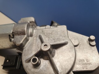 Моторчик стеклоочистителя заднего стекла, ориг. номер 9811259980, Peugeot 3008 P84