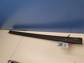 Накладка стекла передней правой двери, ориг. номер BHN958821A, Mazda 3 BM 2013-2016