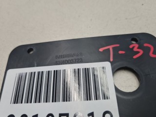 Кронштейн кнопки открывания багажника, ориг. номер KH4003723, Nissan X-Trail T32 2013-2019