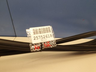 Уплотнитель стекла двери задний правый, ориг. номер 63527FJ020, Subaru XV G33 G43