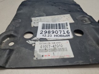 Кронштейн брызговика задний правый, ориг. номер 6106742010, Toyota RAV 4 2008-2010