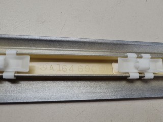 Молдинг двери левый передний, ориг. номер A16469000621693, Mercedes M-klasse W164 ML