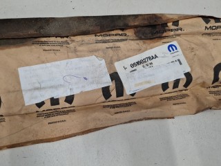 Уплотнитель накладки порога правого, ориг. номер 05160278AA, Dodge Caliber 2006-2009