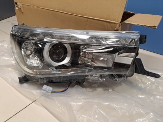 Фара правая, ориг. номер ST21211AMR, Toyota Hilux N125