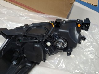 Фара правая, ориг. номер ST21211AMR, Toyota Hilux N125