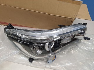 Фара правая, ориг. номер ST21211AMR, Toyota Hilux N125