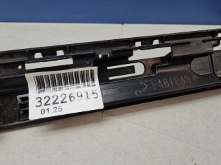 Кронштейн накладки порога средний правый, ориг. номер 51777332332, BMW X1 F48 2015-2019