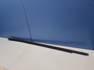 Молдинг стекла передней правой двери, ориг. номер 681600K010, Toyota Fortuner GGN155