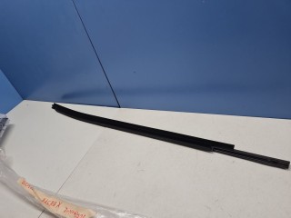 Молдинг стекла передней правой двери, ориг. номер 681600K010, Toyota Fortuner GGN155