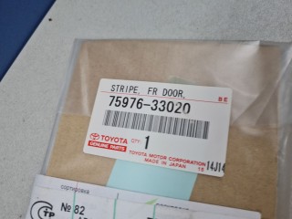 Наклейка передней левой двери, ориг. номер 7597633020, Toyota Camry XV50 2011-2014