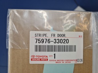Наклейка передней левой двери, ориг. номер 7597633020, Toyota Camry XV50 2011-2014