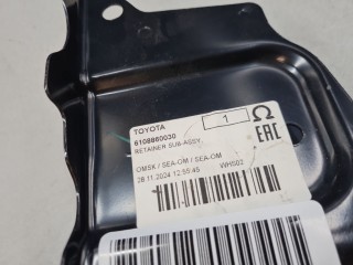 Кронштейн ответной планки замка двери багажника, ориг. номер 6108860030, Toyota Land Cruiser 200 2007-2012