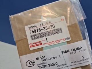 Наклейка передней левой двери, ориг. номер 7597633020, Toyota Camry XV50 2011-2014