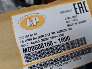 Крыло переднее правое, ориг. номер MD06001601R00, Mercedes C-klasse W202 1993-1997