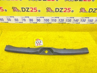 пластик замка багажника, ориг. номер 5251, 67935-28100-C0, 6793528100, TOYOTA NOAH