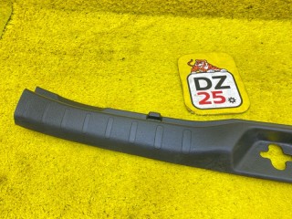 пластик замка багажника, ориг. номер 5251, 67935-28100-C0, 6793528100, TOYOTA NOAH
