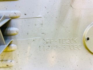 пластиковая крышка на двс, ориг. номер 5705, 11212-37080, LEXUS CT200H