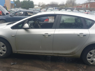 Opel Astra J 2010г. 1.6 л., A 16 XER - фото №4