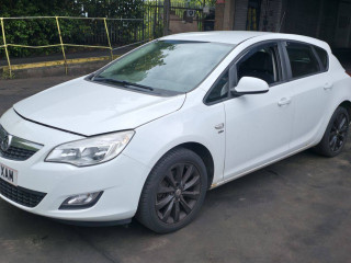 Opel Astra J 2012г. 1.7 л., A 17 DTJ - фото №2