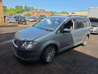 Volkswagen Touran 1 поколение [рестайлинг] 2010г. 1.9 л., BXE - фото №2