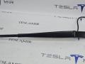 1490249-00 Щеткодержатель (поводок стеклоочистителя, дворник) правый Tesla Model Y 1 поколение 2022г. - фото №3