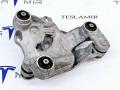 1110711-00, 1122968-00 кронштейн компрессора кондиционера Tesla Model 3 1 поколение 2019г. - фото №3