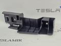 1711756-00 кронштейн передней панели (телевизора) Tesla Model 3 2 поколение 2024г. - фото №3