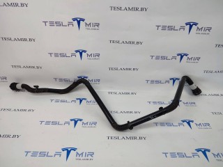 Патрубок системы охлаждения пластиковый, ориг. номер 1077600-00, Tesla Model 3 1 поколение 2017-2021