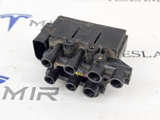 блок клапанов пневмоподвески, ориг. номер 1027919-00, Tesla Model X 2015-2021