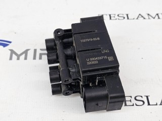блок клапанов пневмоподвески, ориг. номер 1027919-00, Tesla Model X 2015-2021