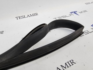 Уплотнитель порога (филенки дверей) правый нижний, ориг. номер 6009588-00, Tesla Model S 1 поколение [2-й рестайлинг] 2021-2026