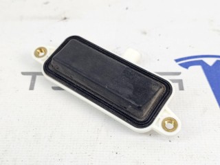 кнопка открытия багажника, ориг. номер 1693785-00, Tesla Model S  [рестайлинг] 2016-2021