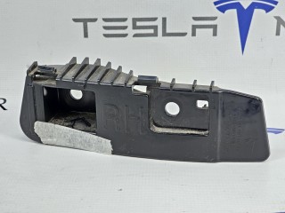 Кронштейн крепления фонаря правый, ориг. номер 1083993-00, Tesla Model 3 1 поколение 2021-2024