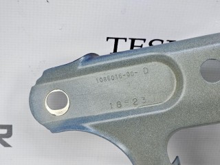 кронштейн крыла правый, ориг. номер 1086016-00, Tesla Model 3 1 поколение 2021-2024
