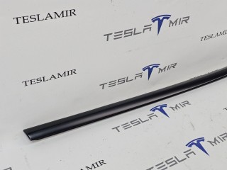 молдинг двери передней правой, ориг. номер 1080684-00, 1080684-01, Tesla Model 3 2017-2021