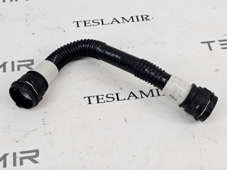 Патрубок системы охлаждения пластиковый, ориг. номер 1585720-00, Tesla Model S 1 поколение [2-й рестайлинг] 2021-2026