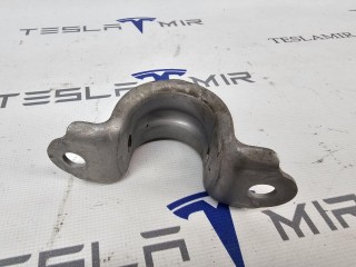 скоба крепления втулки стабилизатора, ориг. номер 1044488-00, Tesla Model Y 2020-2026