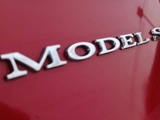 Эмблема значок "Model S" крышки багажника (шильдик), ориг. номер 1013738-00, Tesla Model S 1 поколение [рестайлинг] 2016-2021