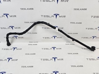 Патрубок системы охлаждения пластиковый передний Tesla Model Y 1 поколение 2020-2026, 1628803-00