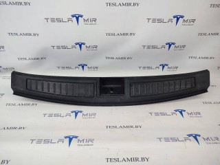 Отделка багажника (пластик) под замок, ориг. номер 1010824-01, Tesla Model S 1 поколение [рестайлинг] 2016-2021