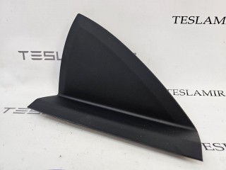 Накладка боковая торпеды левая, ориг. номер 1715725-10, Tesla Model 3 2 поколение 2024-2026