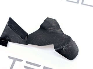 Накладка декоративная петли капота левая, ориг. номер 1112071-00, Tesla Model 3 1 поколение 2017-2021