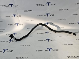 Патрубок системы охлаждения пластиковый передний, ориг. номер 1504721-00, Tesla Model 3 2 поколение 2024-2026