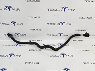 Патрубок системы охлаждения пластиковый передний, ориг. номер 1504721-00, Tesla Model 3 1 поколение 2021-2024