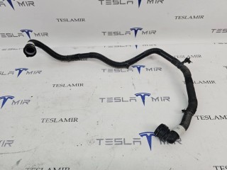 Шланг системы охлаждения заднего мотора, ориг. номер 1077585-00, Tesla Model Y 1 поколение 2020-2026