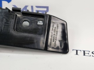 Кронштейн крепления фонаря правый, ориг. номер 1083993-00, Tesla Model 3 1 поколение 2021-2024