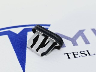 Клипса крепления накладки порога, ориг. номер 1110167-00, Tesla Model 3 1 поколение 2017-2021